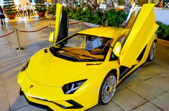 Ứng với giá trị thực siêu khủng của mình, Lamborghini Aventador S LP740-4 đạt danh hiệu siêu xe nhanh nhất thế giới, khi chỉ mất chưa đầy 3 giây để đạt vận tốc 100 km/h, lên 200 km/h trong 8,9 giây và vận tốc tối đa 350 km/h.00 km/h trong 2,9 giây trước khi đạt tốc độ tối đa 350 km/h.