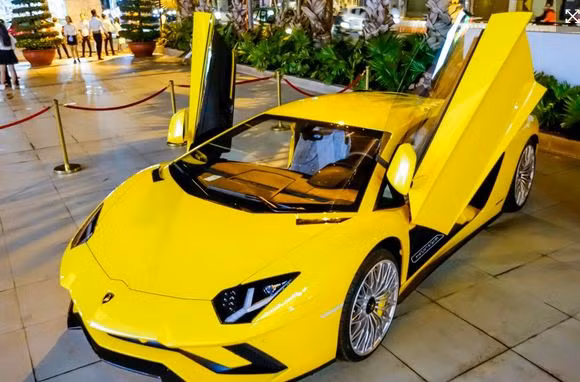 Ứng với giá trị thực siêu khủng của mình, Lamborghini Aventador S LP740-4 đạt danh hiệu siêu xe nhanh nhất thế giới, khi chỉ mất chưa đầy 3 giây để đạt vận tốc 100 km/h, lên 200 km/h trong 8,9 giây và vận tốc tối đa 350 km/h.00 km/h trong 2,9 giây trước khi đạt tốc độ tối đa 350 km/h.