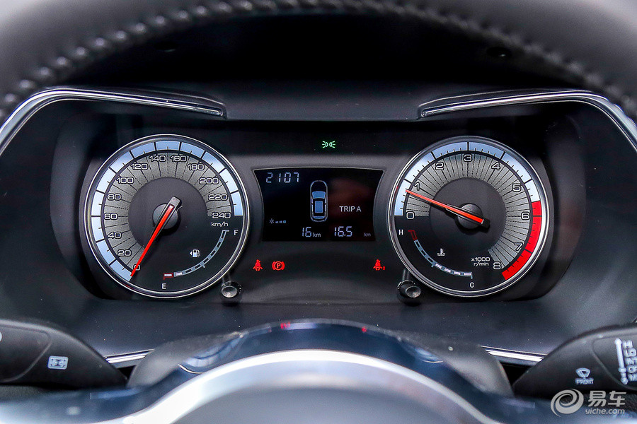 Cụm đồng hồ analog giả kỹ thuật số trong bảng điều khiển.