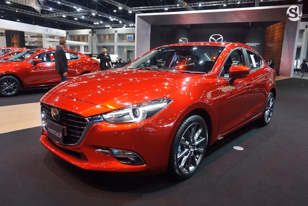 Thu hút sự quan tâm nhất tại gian hàng của Mazda có lẽ là mẫu xe sedan Mazda3 2018, được trang bị 4 camera xung quanh xe, gói an toàn i-ActivSense và kiểm soát điều hướng mô-men xoắn G-Vetoring Control.