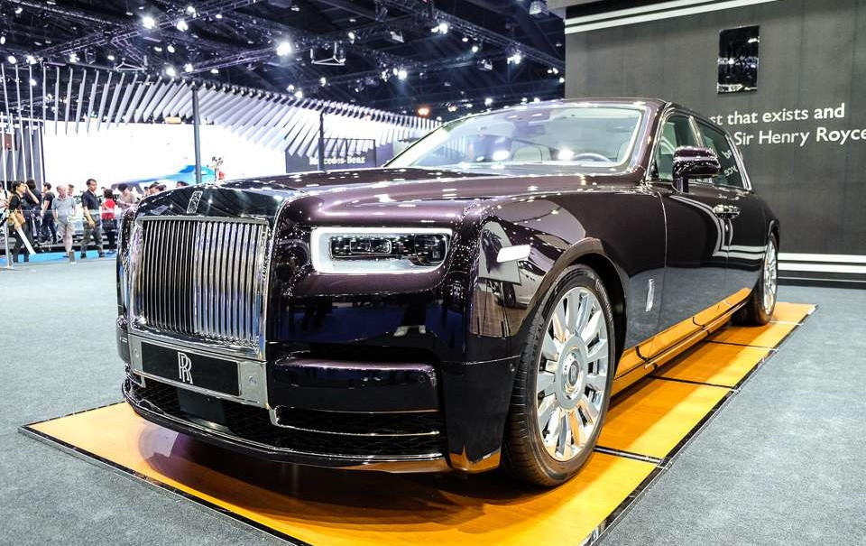 Rolls-Royce Phantom 2018 bản LWB được đặc biệt chú ý khi nó là mẫu xe đắt nhất trong triển lãm xe Bangkok 2018 với mức giá lên đến 43,4 tỷ đồng. Xe sử dụng động cơ V12, tăng áp kép, dung tích 6,75 lít với công suất tối đa 563 mã lực.