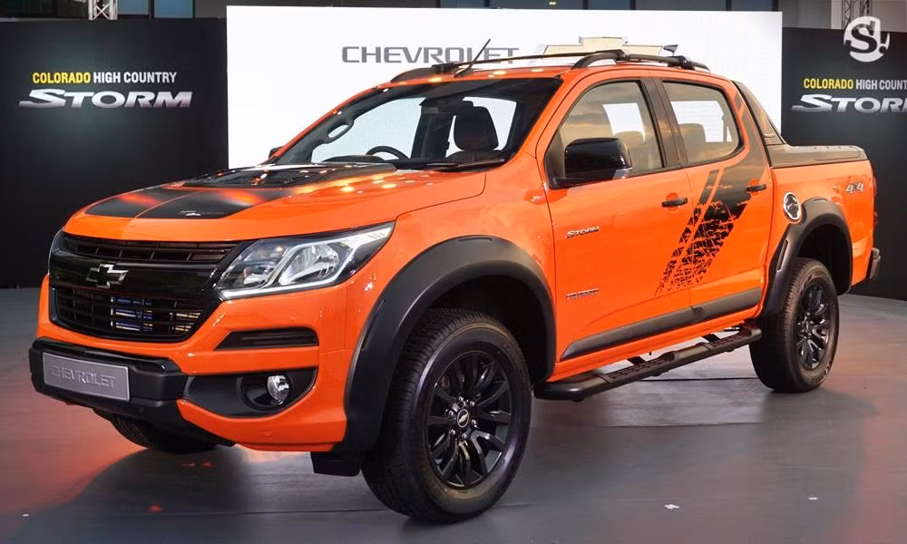 Ra mắt trong triển lãm xe Bangkok 2018, phiên bản nâng cấp của Chevrolet Colorado High Country Storm khoác bộ cánh màu cam Orange Crush nổi bật. Ngoài ra, xe còn có 7 màu sơn ấn tượng khác, bao gồm xanh dương Blue Me Away, đỏ Pull Me Over Red, đen Black Meet Kettle Metallic, trắng Summit White, xám Satin Steel Grey Metallic và nâu Auburn Brown Metallic.