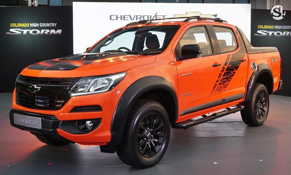 Ra mắt trong triển lãm xe Bangkok 2018, phiên bản nâng cấp của Chevrolet Colorado High Country Storm khoác bộ cánh màu cam Orange Crush nổi bật. Ngoài ra, xe còn có 7 màu sơn ấn tượng khác, bao gồm xanh dương Blue Me Away, đỏ Pull Me Over Red, đen Black Meet Kettle Metallic, trắng Summit White, xám Satin Steel Grey Metallic và nâu Auburn Brown Metallic.