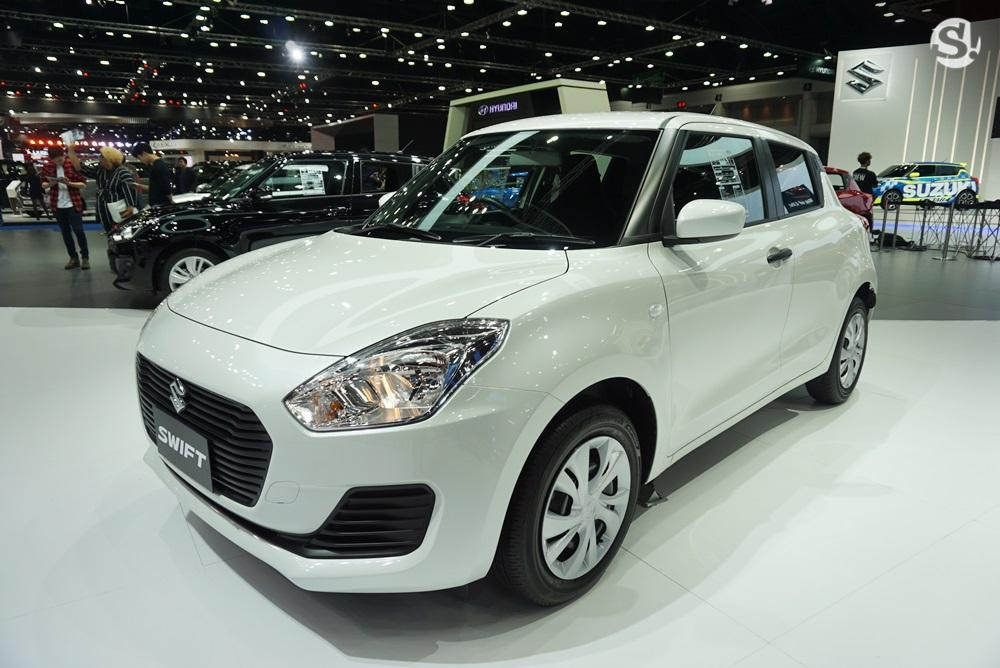 Suzuki mang đến triển lãm xe Bangkok 2018 dòng hatchback cỡ nhỏ Swift thế hệ mới thiết kế mới lạ. Tại thị trường Thái Lan, Suzuki Swift 2018 được bán với giá dao động từ 499.000 - 629.000 Baht (357 - 450 triệu).