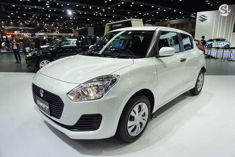 Suzuki mang đến triển lãm xe Bangkok 2018 dòng hatchback cỡ nhỏ Swift thế hệ mới thiết kế mới lạ. Tại thị trường Thái Lan, Suzuki Swift 2018 được bán với giá dao động từ 499.000 - 629.000 Baht (357 - 450 triệu).