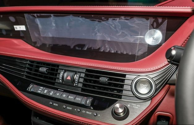 Lexus LS 500 Luxury được trang bị hệ thống âm thanh vòm 8 kênh 12 loa Pioneer và hỗ trợ Miracast, ốp cửa bằng vải cùng với hàng ghế sau chỉnh điện 18 hướng.