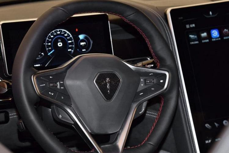 K50 cũng sở hữu một khoang cabin thu hút với vô lăng thể thao...