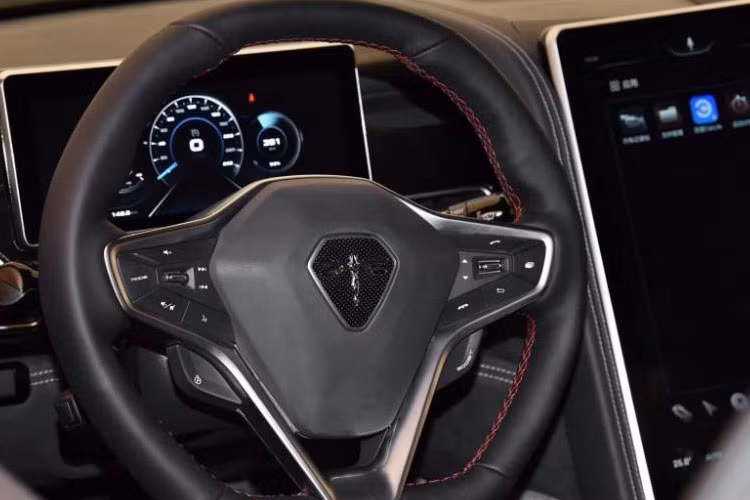 K50 cũng sở hữu một khoang cabin thu hút với vô lăng thể thao...