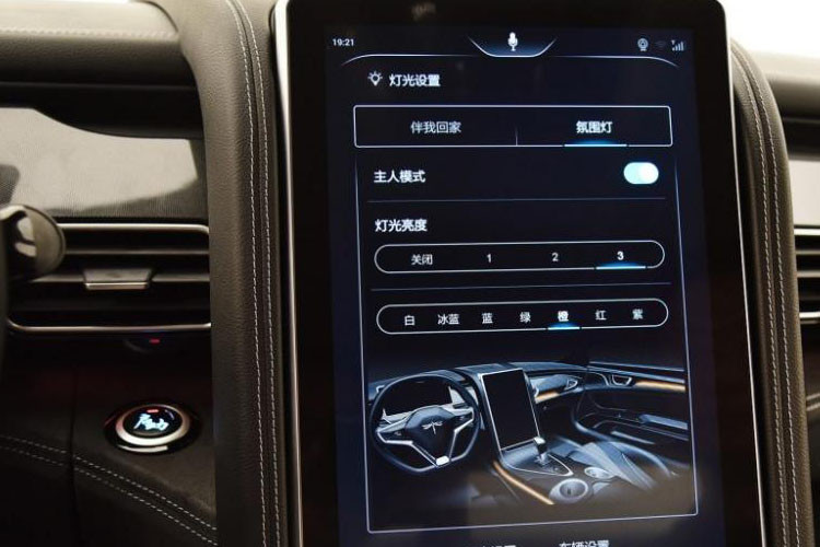 ... ,bảng cụm công cụ đo kỹ thuật số độc lập, một màn hình cảm ứng 15,6 inch siêu lớn và hộc giữ cốc kép.