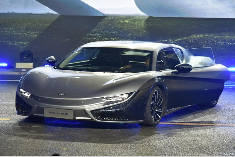 Xe được đánh giá có thiết kế khá hiện đại và chuẩn dáng siêu xe. Qiantu K50 được trang bị cụm đèn pha thanh mảnh. Bên sườn của Qiantu K50 xuất hiện khe gió nằm gần chắn bùn sau và bộ vành 5 chấu kép phối 2 màu hợp thời trang. Bộ vành 19 inch của Qiantu K50 đi với lốp Pirelli P Zero với kích thước 235/35 trước và 265/35 sau.