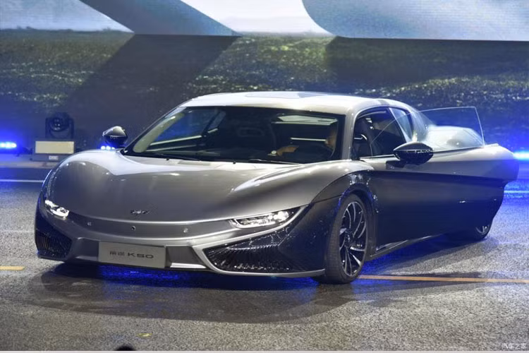 Xe được đánh giá có thiết kế khá hiện đại và chuẩn dáng siêu xe. Qiantu K50 được trang bị cụm đèn pha thanh mảnh. Bên sườn của Qiantu K50 xuất hiện khe gió nằm gần chắn bùn sau và bộ vành 5 chấu kép phối 2 màu hợp thời trang. Bộ vành 19 inch của Qiantu K50 đi với lốp Pirelli P Zero với kích thước 235/35 trước và 265/35 sau.