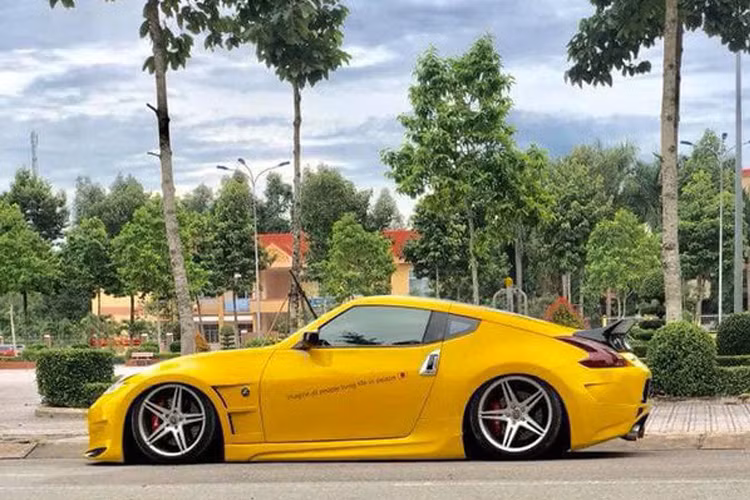  Siêu xe Nissan 370Z đang là một cái tên khá hiếm và độc đáo, nhất là trên thị trường xe cũ. Vì thế, việc chiếc xe mới chạy 50.000 km được chủ nhân rao bán giá 1,7 tỷ đồng được cho là mức giá khá hời.