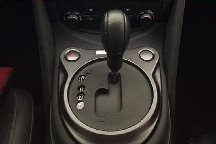 Chiếc Nissan 370Z đời cũ đang được rao bán trên mạng xã hội trong bài viết này là phiên bản sử dụng hộp số tự động 7 cấp. Ngoài phiên bản này, Nissan 370Z còn có 1 tuỳ chọn hộp số sàn 6 cấp thể thao hơn.