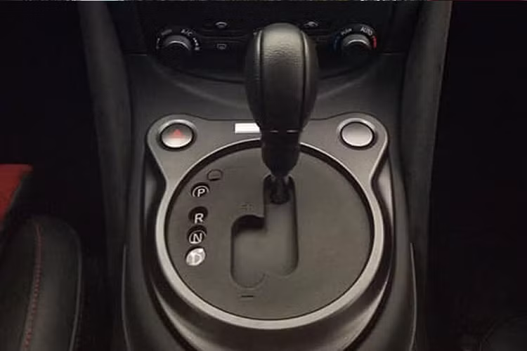 Chiếc Nissan 370Z đời cũ đang được rao bán trên mạng xã hội trong bài viết này là phiên bản sử dụng hộp số tự động 7 cấp. Ngoài phiên bản này, Nissan 370Z còn có 1 tuỳ chọn hộp số sàn 6 cấp thể thao hơn.