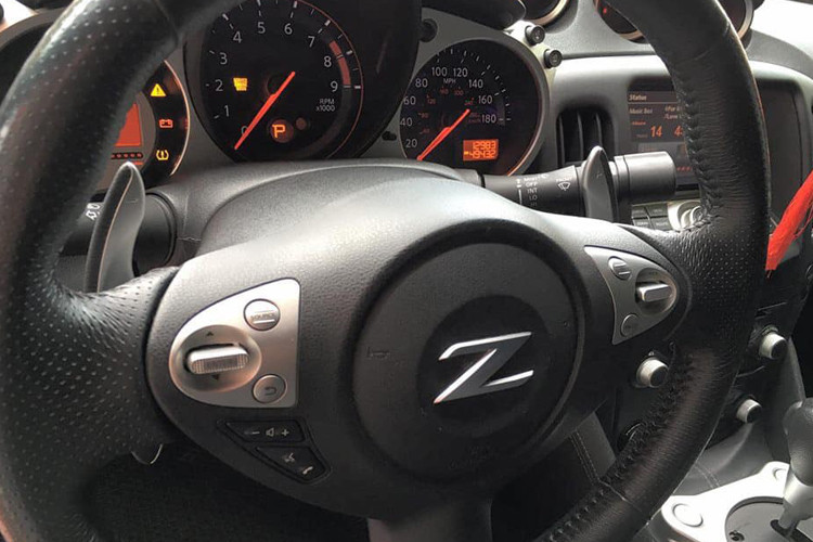 Vô lăng tích hợp nhiều chức năng hỗ trợ người lái.