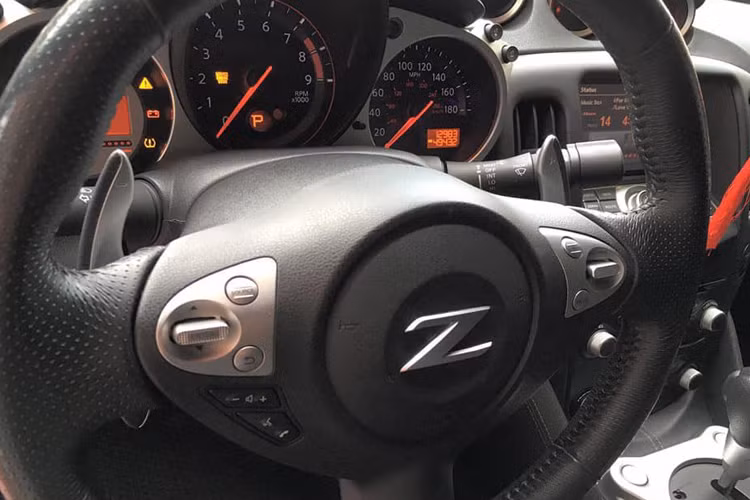 Vô lăng tích hợp nhiều chức năng hỗ trợ người lái.