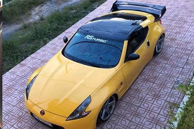 Chiếc xe này còn được chủ nhân độ phuộc khí nén. Đây là một trang bị đắt tiền giúp xe có thể nâng, hạ gầm tuỳ điều kiện sử dụng.