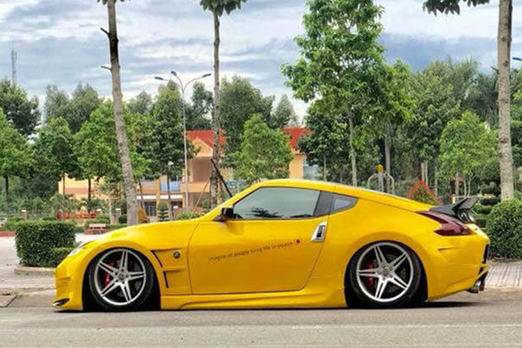 Chiếc xe từng được độ bodykit theo phong cách Nismo ấn tượng. Toàn bộ vành xe nguyên bản được thay bằng bộ vành 5 chấu kép thể thao. Phía đuôi xe được gắn thêm cánh gió lớn tăng tính khí động học.