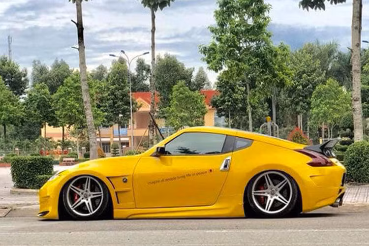 Chiếc xe từng được độ bodykit theo phong cách Nismo ấn tượng. Toàn bộ vành xe nguyên bản được thay bằng bộ vành 5 chấu kép thể thao. Phía đuôi xe được gắn thêm cánh gió lớn tăng tính khí động học.