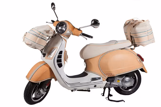 Theo chia sẻ của hãng, sản phẩm Vespa bọc da này được chế tác lấy cảm hứng từ hình ảnh các chú ngựa, một loài vật rất đáng yêu và hữu ích trong cuộc sống của con người từ xa xưa đến nay.