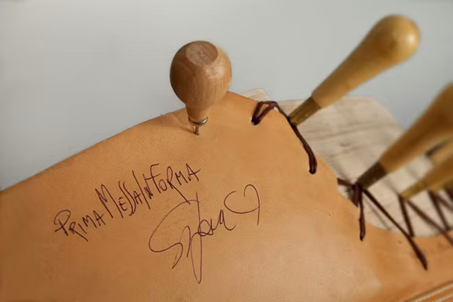 Các chi tiết thiết kế như điêu khắc chữ.chữ sẽ được thực hiện theo yêu cầu của khách hàng.