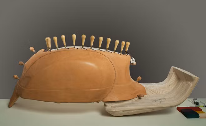 Một trong những điểu ít người biết đến đó là những tấm da trước khi được kì công bọc lên thân chiếc xe phải uốn nắn tạo khuôn ở thân gỗ.