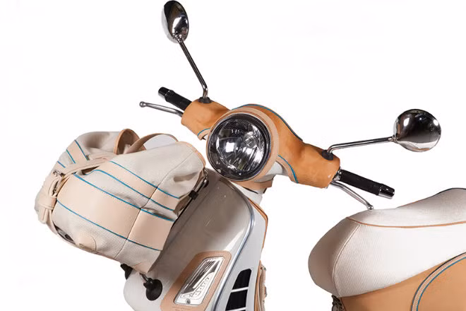 Bên cạnh đó, xe còn được nhấn nhá bằng những phụ kiến túi da sang trọng ở trước và sau xe.