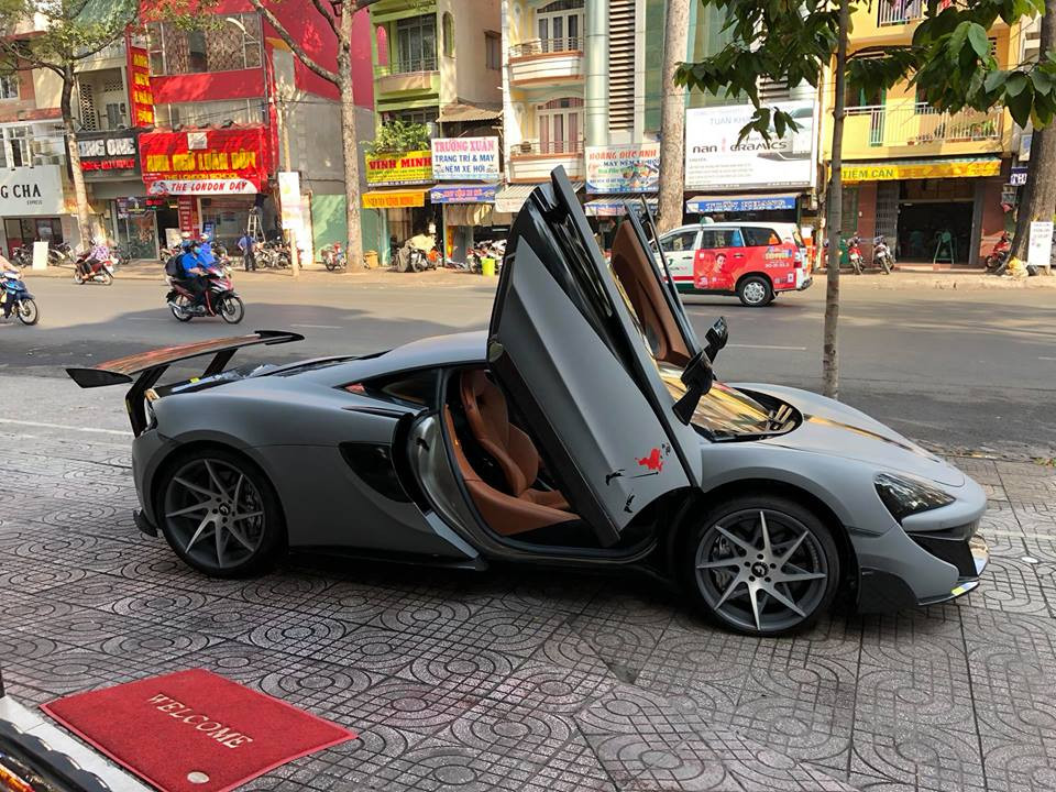 Siêu xe này cũng mạnh mẽ sở hữu màu sơn bạc độc lạ hút ánh nhìn.