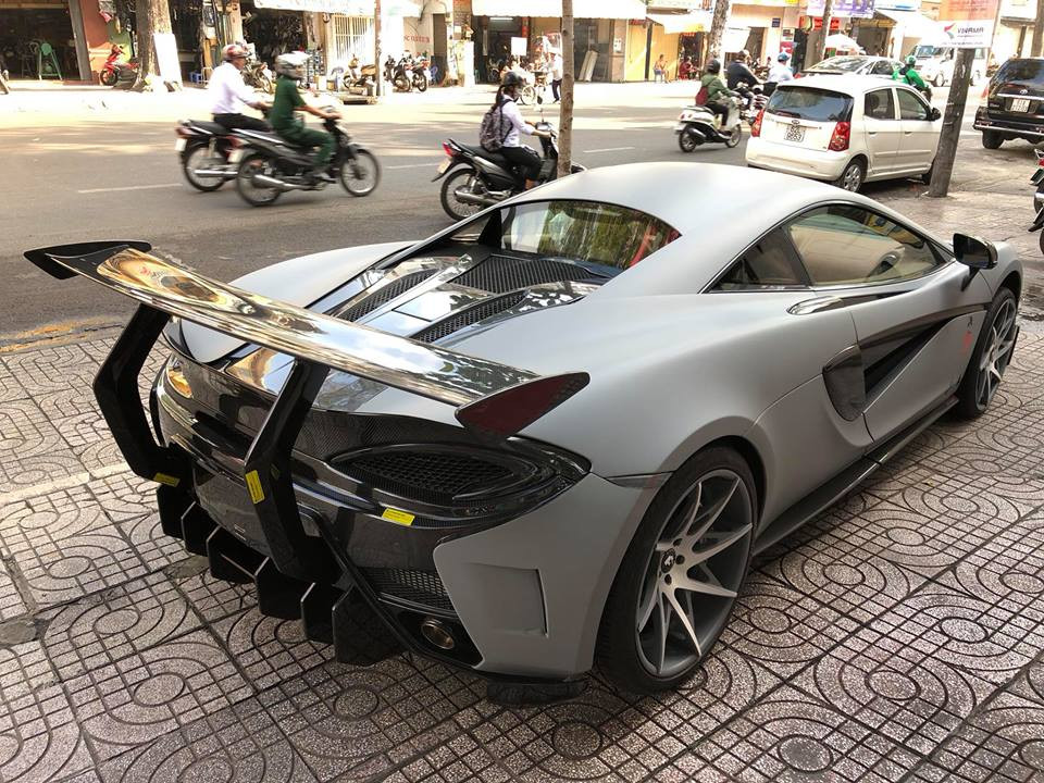 Ấn tượng nhất là phần đuôi xe đã được độ mới hoàn toàn so với nguyên bản của hãng siêu xe McLaren.