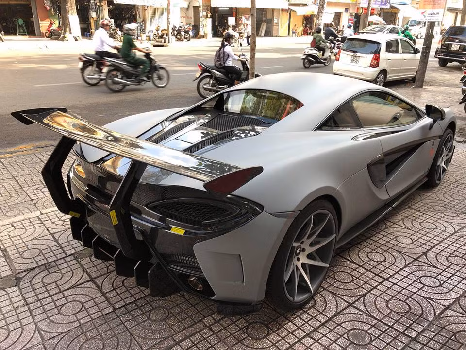 Ấn tượng nhất là phần đuôi xe đã được độ mới hoàn toàn so với nguyên bản của hãng siêu xe McLaren.