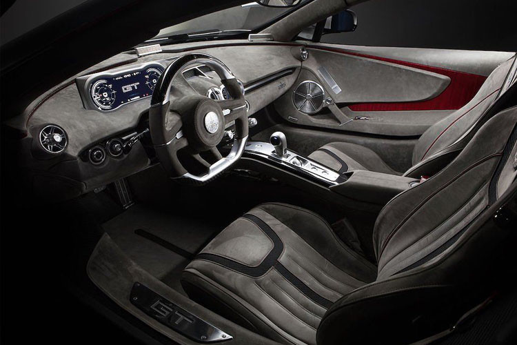 Nội thất xe cao cấp bậc nhất với toàn bộ các bề mặt được bọc kín trong vải nhung alcantara mịn nhẵn.