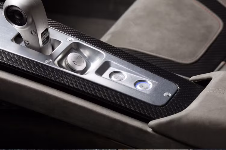 Sức mạnh của động cơ được truyền tới cầu sau qua hộp số tự động 7 cấp.