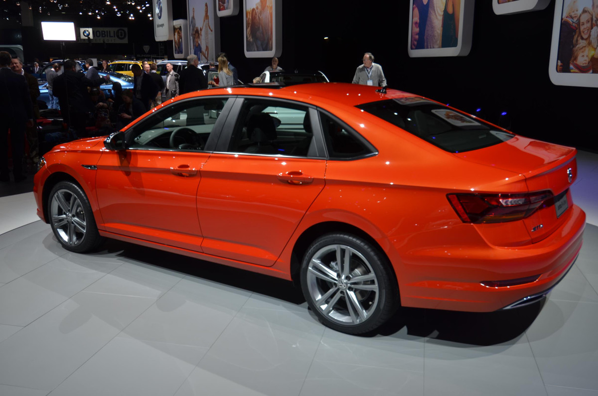 Volkswagen Jetta SEL có giá 25.265 USD. Phiên bản này được Volkswagen trang bị hệ thống đèn LED chiếu viền bao xung quanh cabin, với khả năng điều chỉnh được tới 10 màu sắc khác nhau. Bên cạnh đó là loạt trang bị tiêu chuẩn bao gồm hệ thống cảm biến gạt mưa, hệ thống âm thanh 400 watt, màn hình giải trí cảm ứng 8 inch, kiểm soát hành trình thích ứng, đèn pha tự động và hỗ trợ giữ làn đường.