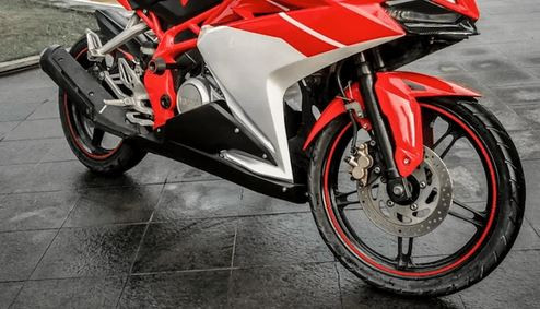 Động cơ xi-lanh đơn 150cc cho công suất khoảng 16 mã lực của Yamaha Vixion độ CBR250RR không có sự thay đổi. Các chi tiết quan trọng khác của xe nguyên bản như mâm lốp, hệ thống phuộc và phanh cũng hoàn toàn được AE Custom giữ nguyên.