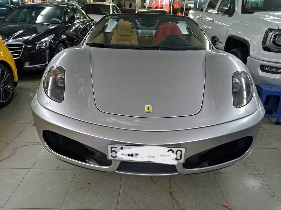 Điều gây choáng và đáng ghen tỵ hơn khi đại gia siêu xe đình đám tại Việt Nam này sở hữu đến 3 chiếc Ferrari màu bạc thuộc hàng hiếm ở Việt Nam. Trong ảnh là chiếc Ferrari F430 Spider.