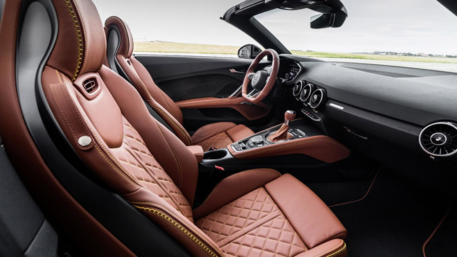 Đặc biệt, ở mẫu xe này, mỗi chiếc xe đều được gắn huy hiệu "20 Years Edition" trên vô lăng và cần số.