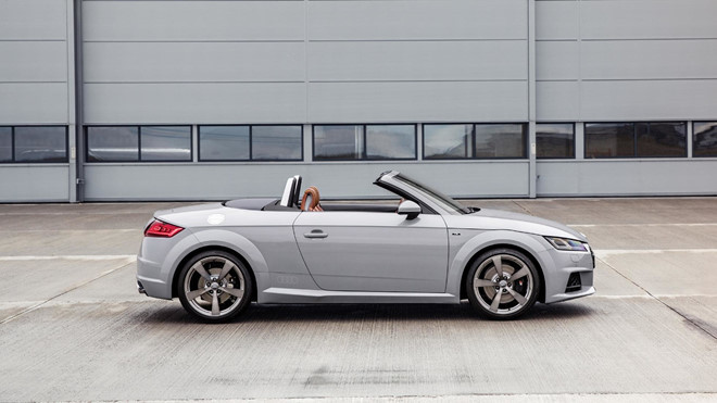 Ngoại thất nổi bật với vành nhôm 19 inch màu xám bóng, phiên bản TT này được lắp hệ thống ống xả thiết kế đặc biệt, ít nhất là dành cho các phiên bản tiêu chuẩn châu Âu.