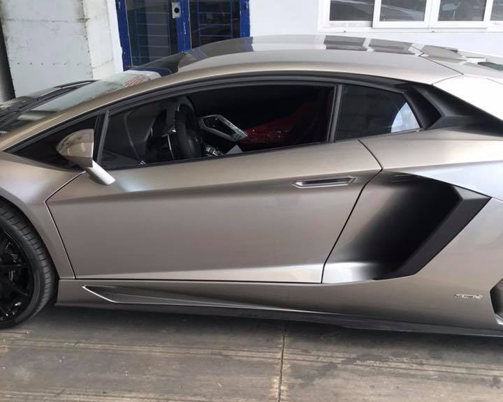 Xe sở hữu ngoại thất màu xám bạc và nội thất đen huyền bí. Lamborghini Aventador LP700-4 có thể tăng tốc từ vị trí xuất phát lên 100 km/h chỉ trong khoảng thời gian 2,9 giây trước khi đạt vận tốc tối đa 349 km/h.