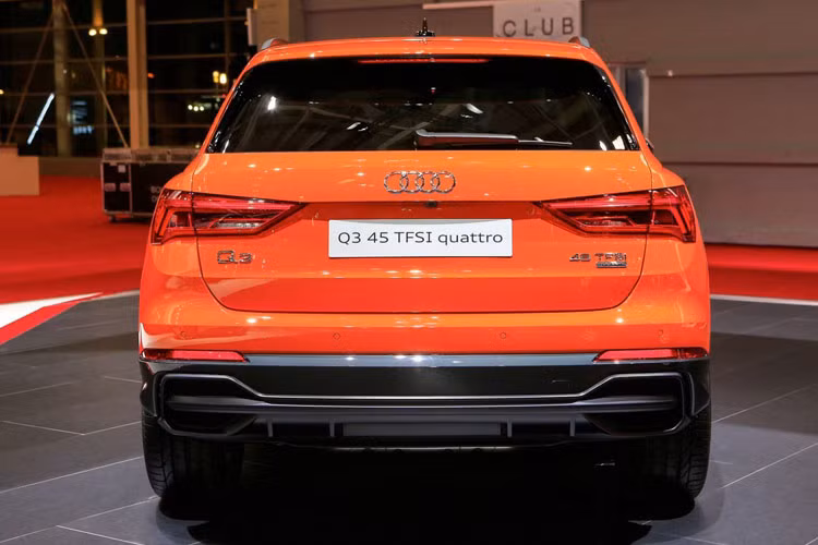 Phần đuôi xe được tinh chỉnh lại cụm đèn hậu, cản sau cùng hệ thống ống xả khiến xe có phần cứng cáp,khỏe khoắn hơn.