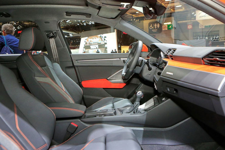 Cùng với đó, Audi Q3 2019 sở hữu các công nghệ trợ lái hiện đại như phanh tự động khẩn cấp, cảnh báo làn đường, duy trì làn đường, cảnh báo va chạm phía sau và kiểm soát hành trình thích ứng.