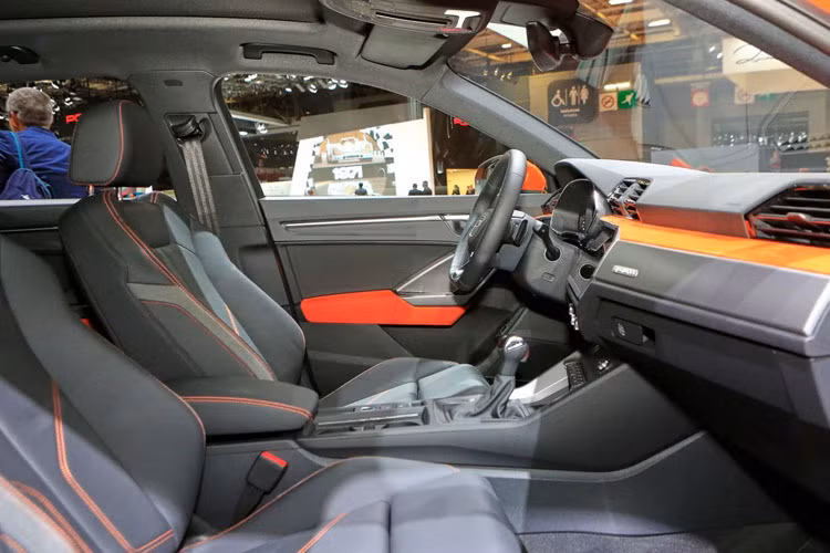 Cùng với đó, Audi Q3 2019 sở hữu các công nghệ trợ lái hiện đại như phanh tự động khẩn cấp, cảnh báo làn đường, duy trì làn đường, cảnh báo va chạm phía sau và kiểm soát hành trình thích ứng.