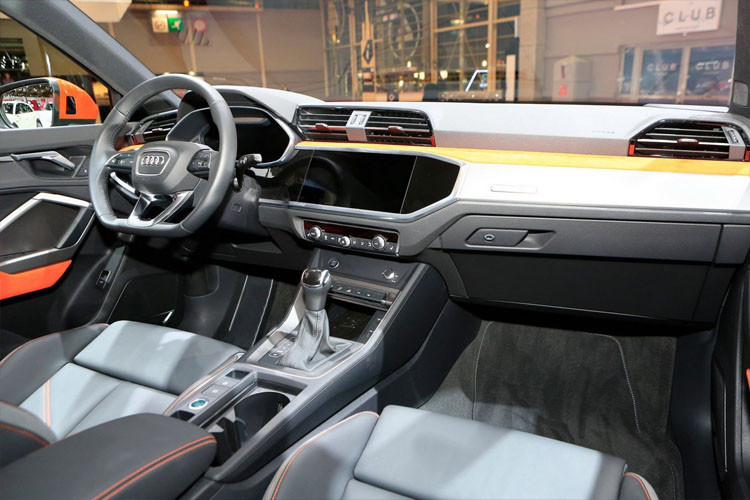 Ngoài thiết kế ngoại hình, Audi Q3 phiên bản 2019 còn gây chú ý kho được trang bị nhiều công nghệ mới hiện đại như công nghệ buồng lái ảo Virtual Cockpit với cụm đồng hồ dùng màn hình 12,3 inch và màn hình thông tin giải trí ở trung tâm bảng điều khiển kích thước 8,8 inch.