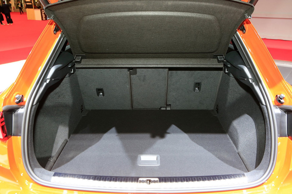 Khoang hành lý từ 674 lít lên 1.526 lít.