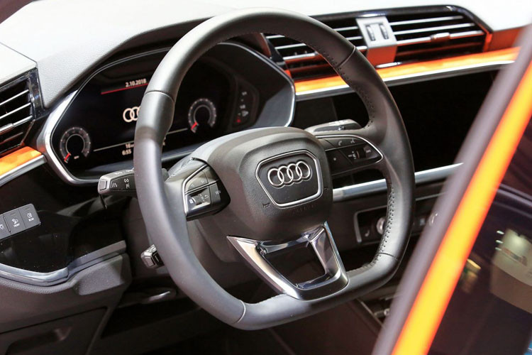 Xe còn có kết nối smartphone thông qua Apple CarPlay/Android Auto, đế sạc điện thoại không dây, bộ phát Wi-Fi cùng 2 cổng USB ở hàng ghế trước và 2 cổng USB cho hàng ghế sau.