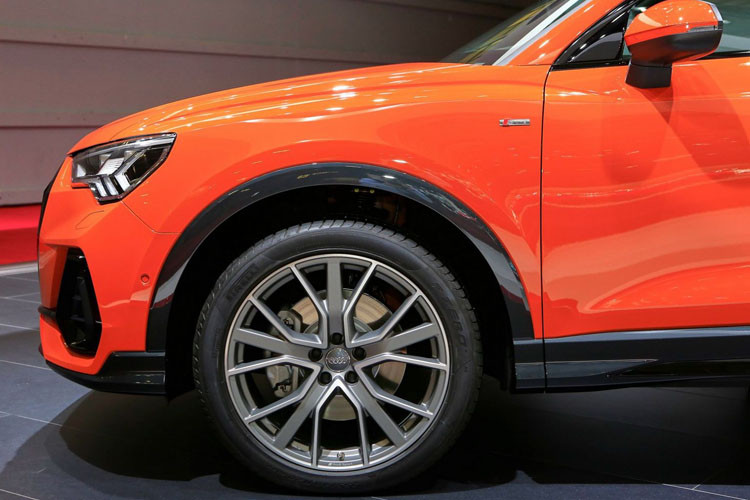 Mâm đa chấu thiết kế lạ mắt làm bằng hợp kim cỡ lớn cũng góp phần tăng thêm tính thể thao và khỏe khoắn cho Q3 ở thế hệ 2019. Đặc biệt xe có nhiều tùy chọn la zăng khác nhau.