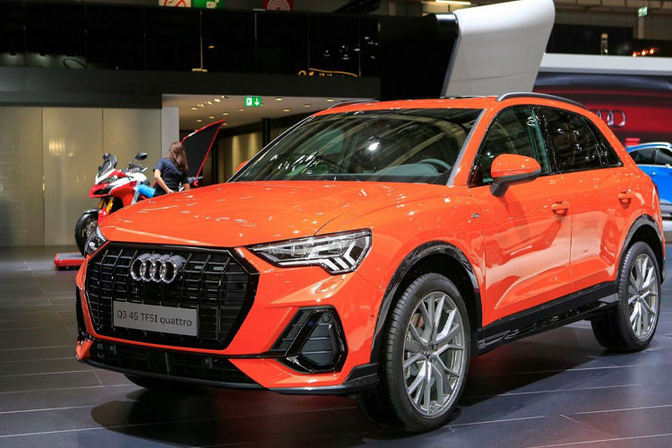 Về thiết kế, Audi Q3 2019 mới có sự khác biệt thể hiện ở cụm lưới tản nhiệt to bản, các thanh lưới thẳng đứng màu đen piano ở phía trước lấy cảm hứng từ Q8.