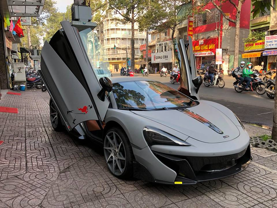 Chiếc siêu xe McLaren 570S đầu tiên được đưa về nước và từng thuộc sở hữu của Cường Đô la nay được chủ nhân mới trang bị body kit bằng sợi carbon của hãng Vorsteiner, mâm Forgiato và ống xả độ FI rất ấn tượng.