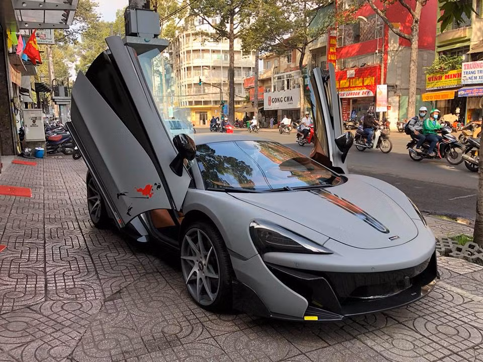 Chiếc siêu xe McLaren 570S đầu tiên được đưa về nước và từng thuộc sở hữu của Cường Đô la nay được chủ nhân mới trang bị body kit bằng sợi carbon của hãng Vorsteiner, mâm Forgiato và ống xả độ FI rất ấn tượng.