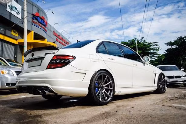 Xe được lắp vành AMG, chiếc xe này được chủ nhân gắn bộ mâm hàng hiệu ADV.1 mã số ADV7, 19 inch. Kết hợp với bộ vành này là phanh đĩa Brembo.