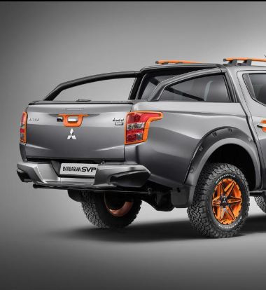 Phía sau xe được trang bị sẵn nắp che thùng dạng cửa xếp...